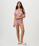 Pijama de dos piezas confeccionado en microfibra color rosado, con estampado geométrico. Incluye camisa de manga corta con cuello con solapa, cierre frontal con botones y detalles de encaje en las mangas, y short con cintura elástica.