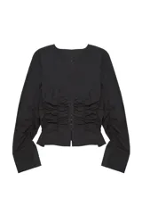 Blusa blanca de manga larga con escote redondo, cierre frontal oculto y detalles de frunces laterales en el cuerpo.