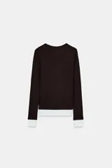 Camiseta de manga larga color gris melange, con cuello redondo y bajo recto. Presenta un detalle de tejido efecto doble a contraste en el cuello, puños y dobladillo inferior en color blanco.