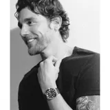 Reloj Fossil Everett con caja plateada de acero inoxidable y esfera azul con patrón texturizado. Tiene agujas y marcadores dorados, indicador de fecha y correa de cuero marrón.