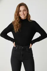 Polera de manga larga, cuello alto y corte ajustado al cuerpo, color negro.