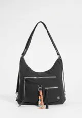 Mochila tipo hobo color marrón, confeccionada en nylon, con correa regulable, múltiples bolsillos frontales con cierre y un llavero decorativo con cuentas de colores.