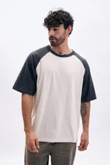 Remera manga corta con mangas ranglan en color gris oscuro y cuerpo color crema.