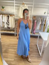 Vestido largo confeccionado en 100% lino de color naranja tierra, con escote en V y tirantes finos. Presenta un diseño fluido y minimalista ideal para la temporada de verano.