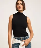 Blusa negra de punto leve con cuello alto, sin mangas y textura acanalada.