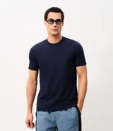 Remera masculina azul marino de manga corta, con cuello redondo y corte slim. Confeccionada en mezcla de algodón y elastano con sutil textura acanalada vertical.