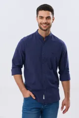Camisa de lino y algodón color blanco, con cuello mao, manga larga y cierre frontal de botones. Presenta un pequeño logo bordado en el pecho.