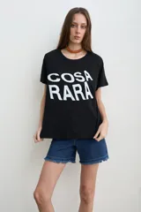 Remera negra de algodón con estampa frontal con la leyenda "COSA RARA" en color blanco, de corte holgado y mangas cortas.