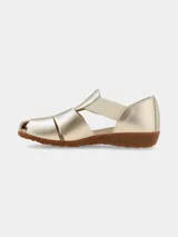 Sandalia tipo cangrejera de cuero dorado, con tiras entrelazadas, detalles elásticos laterales y suela flexible de TR con efecto de corcho.