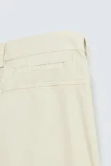 Bermuda de algodón color azul marino con efecto lavado, corte regular fit. Presenta bolsillos frontales de plastrón, bolsillo cerillero y bolsillo trasero de vivo. Cierre frontal con cremallera y botón.