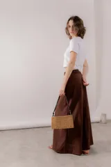 Falda larga marrón de corte recto, confeccionada en una mezcla de lino y viscosa, con cintura elastizada y lazo regulable.