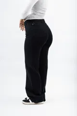 Pantalón wide leg color negro, con tiro alto y cierre de botón y cremallera.