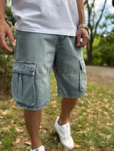 Bermuda cargo de jean estilo super baggy en color celeste lavado, con amplios bolsillos laterales con solapa.