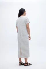 Vestido largo de algodón con rayas horizontales finas en color gris y blanco, corte recto y mangas cortas.