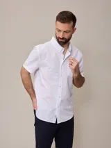 Camisa de manga corta marca Polanco, confeccionada en algodón, con cuello abotonado y bolsillo frontal.