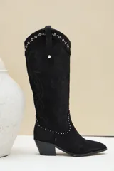 Bota texana de caña alta en color negro, con diseño bordado en el mismo tono, detalles de tachas metálicas en la parte superior y en el empeine, y taco cuadrado.