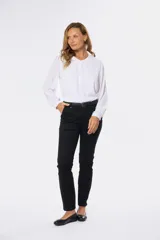 Pantalón largo de gabardina elastizada color azul marino, corte skinny, con bolsillos delanteros y traseros, y presillas para cinturón.