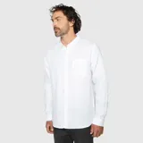 Camisa de lino blanca de manga larga, corte clásico y bolsillo en el pecho.