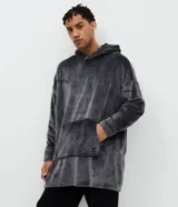 Buzo de pijama largo tipo hoodie, confeccionado en tejido fleece de tacto suave y textura peluda. Presenta capucha, mangas largas con puños y un bolsillo canguro frontal.