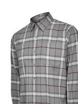 Camisa de franela a cuadros de algodón orgánico color gris, con dos bolsillos frontales, cierre de botones y cuello camisero.