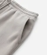 Pantalón recto color negro de algodón y poliéster, con cintura elástica con lazo ajustable, bolsillos laterales y diseño liso.