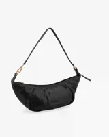 Cartera tipo medialuna de cuero brillante, con cierre de cremallera superior y correa extraíble con herrajes dorados.