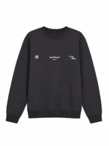 Buzo de cuello redondo en color negro, con diseño minimalista que presenta pequeños estampados gráficos en blanco en la parte frontal superior.