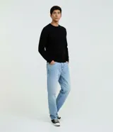 Suéter de punto para hombre, color negro, con cuello redondo, mangas largas y puños y bajo acanalados.