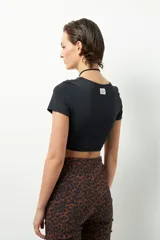 Top corto blanco de manga corta con escote cuadrado.