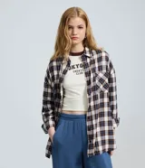 Camisa de manga larga de franela con estampado de cuadros, corte regular, cuello clásico y bolsillo delantero.