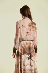 Blusa de mujer con estampado de paisaje y caballos, mangas largas y lazo en el cuello.