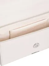 Cartera tipo sobre o clutch de piel sintética blanca, con solapa acolchada con patrón de rombos. Posee correa de cadena metálica plateada y logo metálico de Calvin Klein grabado en la parte inferior de la solapa.