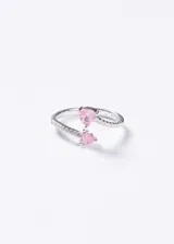 Anillo abierto de plata 925 con diseño de doble corazón, decorado con zirconias rosadas en forma de corazón y pequeñas zirconias blancas incrustadas a lo largo del cuerpo del anillo.