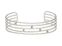 Esclava de acero plateado abierta con diseño calado y circonias incrustadas.