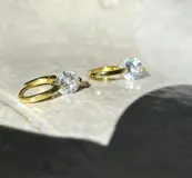 Par de aros dorados con circonia engarzada.