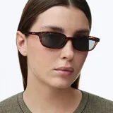 Lentes de sol con montura rectangular alargada de carey y lentes polarizadas oscuras.