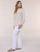 Blusa de lino de la marca Dash, color beige, con cuello mao y escote en V con botones frontales. Cuenta con bolsillos plaqué con solapa en el pecho y mangas largas con sistema para arremangar.