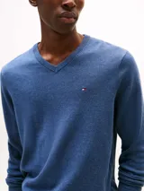 Sweater azul de algodón con cuello en V y logo bordado en el pecho.