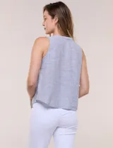 Blusa sin mangas de algodón liviano con diseño de rayas verticales en tonos beige y blanco, escote redondo, abotonadura frontal con botones rústicos y detalle de nudo para anudar en la cintura.