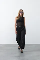 Top negro sin mangas, de tejido translúcido con rayas horizontales, cuello redondo y calce entallado.