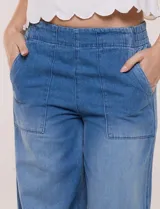 Jean pull on de tiro alto, color azul oscuro, con perneras amplias estilo wide leg, cintura elastizada en la espalda y bolsillos delanteros tipo parche con pespuntes contrastantes.