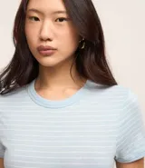 Blusa cropped de rib con cuello redondo y mangas cortas, a rayas horizontales azul marino y blancas.