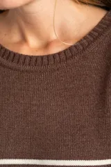 Sweater marrón con rayas horizontales blancas, de corte holgado y manga larga. Tejido suave y liviano de viscosa, poliéster y poliamida.