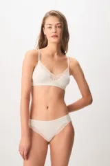 Vedetina de algodón y modal color marfil, con detalles de encaje en los laterales y ribetes.