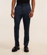 Pantalón de vestir azul marino, de corte recto, con cintura con trabillas, cierre tradicional con vista oculta y bolsillos laterales.