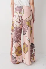 Pantalon de corte wide leg y tiro alto, color rosado con estampado de motivos deportivos como pelotas de fútbol y raquetas de tenis. Cuenta con cierre frontal con botón y bolsillos laterales.
