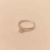 Anillo de plata 925 con circonia oval engarzada en cuatro puntas.
