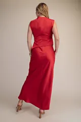 Vestido largo de satén rojo con escote drapeado, sin mangas y corte recto que cae suavemente sobre la figura.