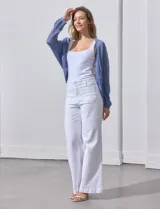 Cárdigan tejido color beige, marca Joseph A, de mangas largas y calado con motivos florales.