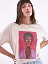 Remera color rosa claro con estampado rectangular de limones y flores.